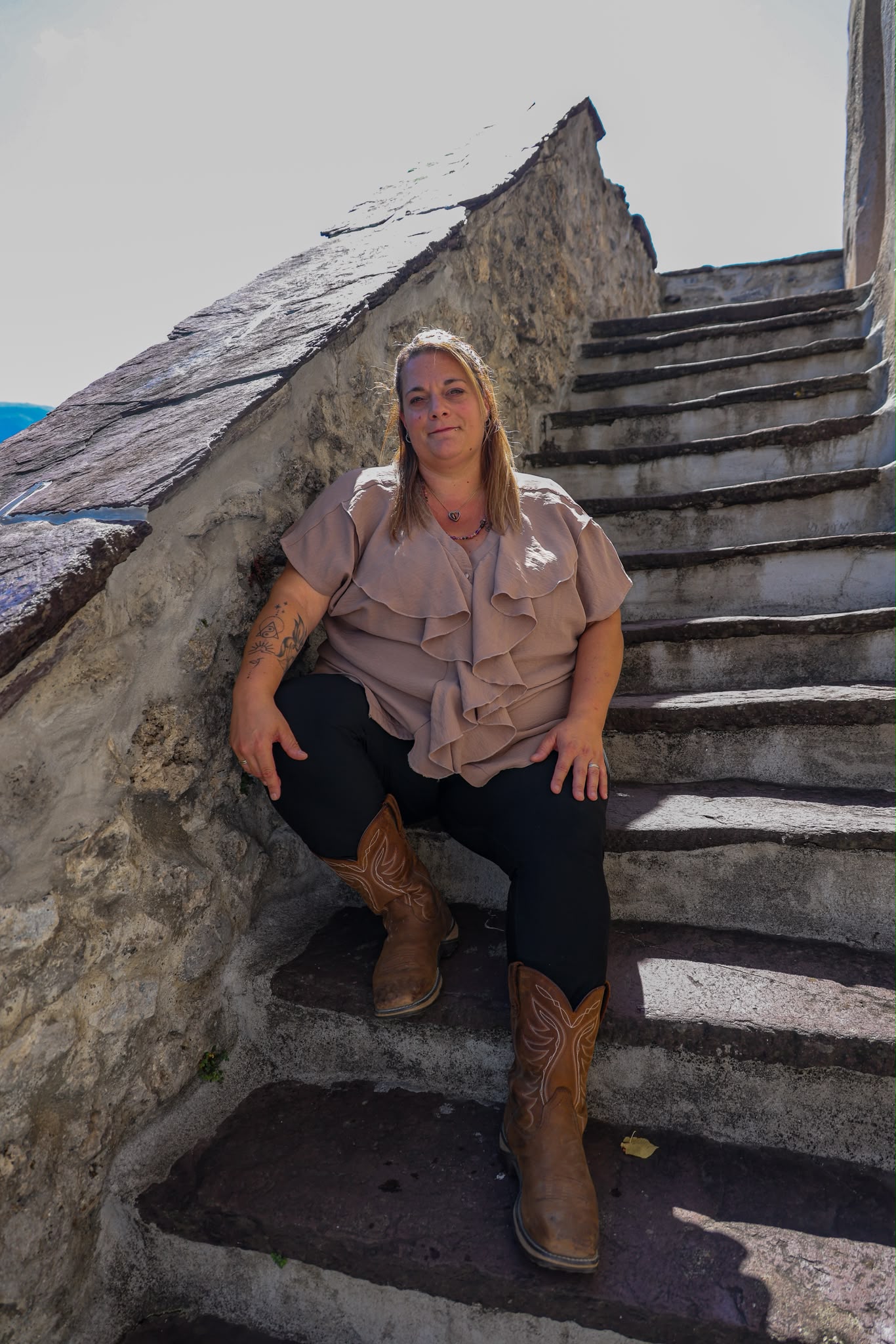 Melanie Patt-Schatz sitzt auf einer Steintreppe